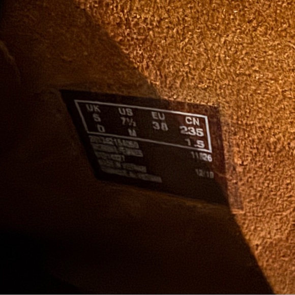 Women’s Clarks Desert Boots in Beeswax - Picture 7 of 7